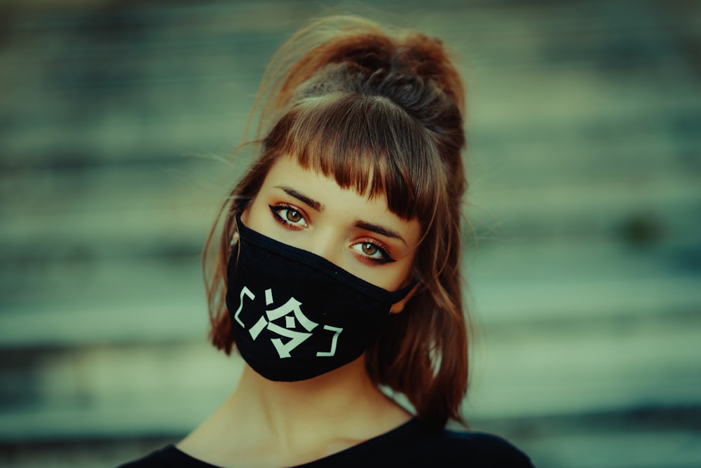 femme portant un masque facial