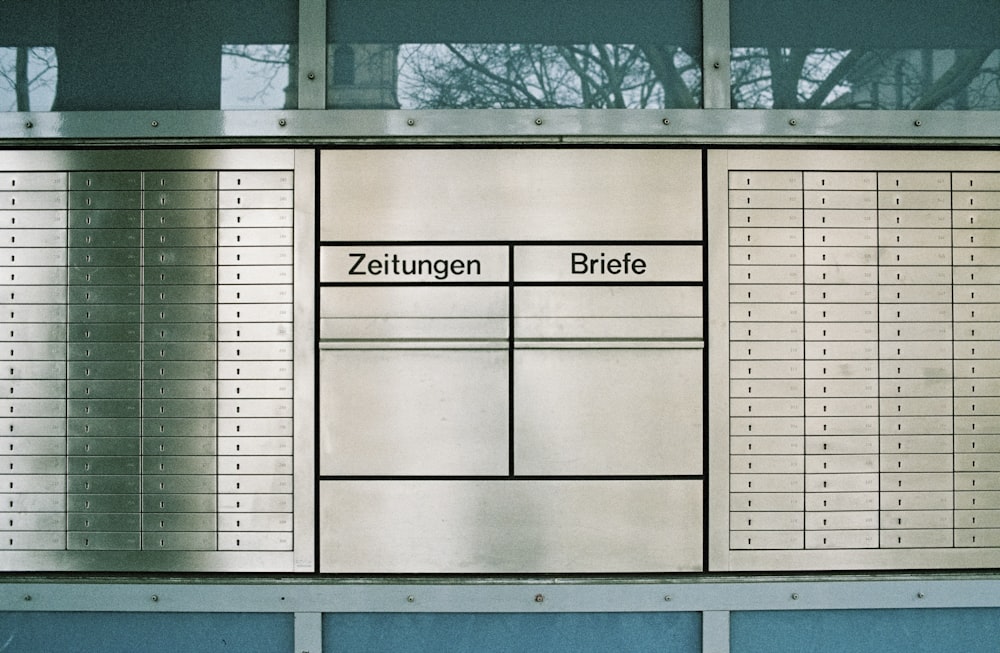 Zeitungen Briefe sign