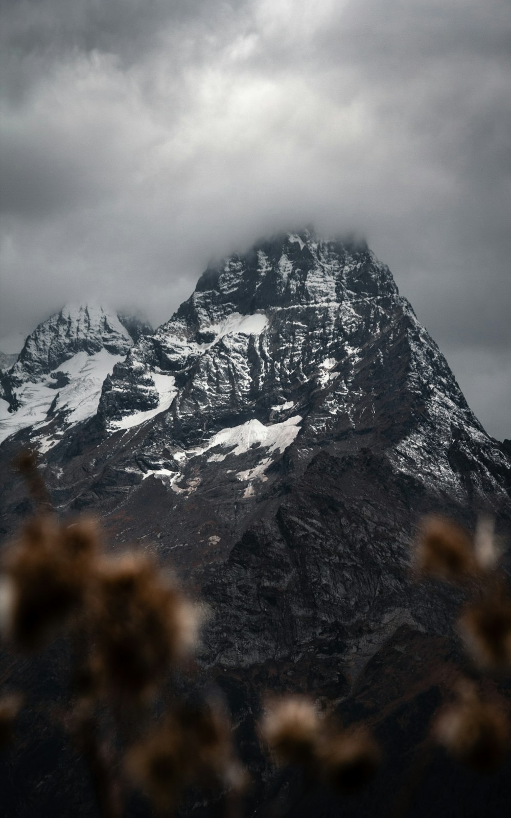 montanha sob céu nublado