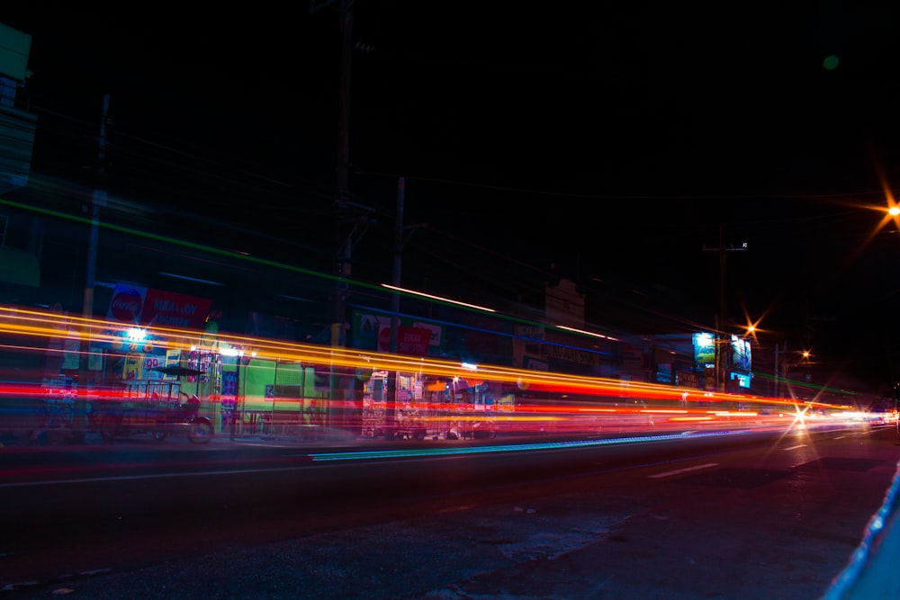 Photographie en accéléré des feux de véhicules