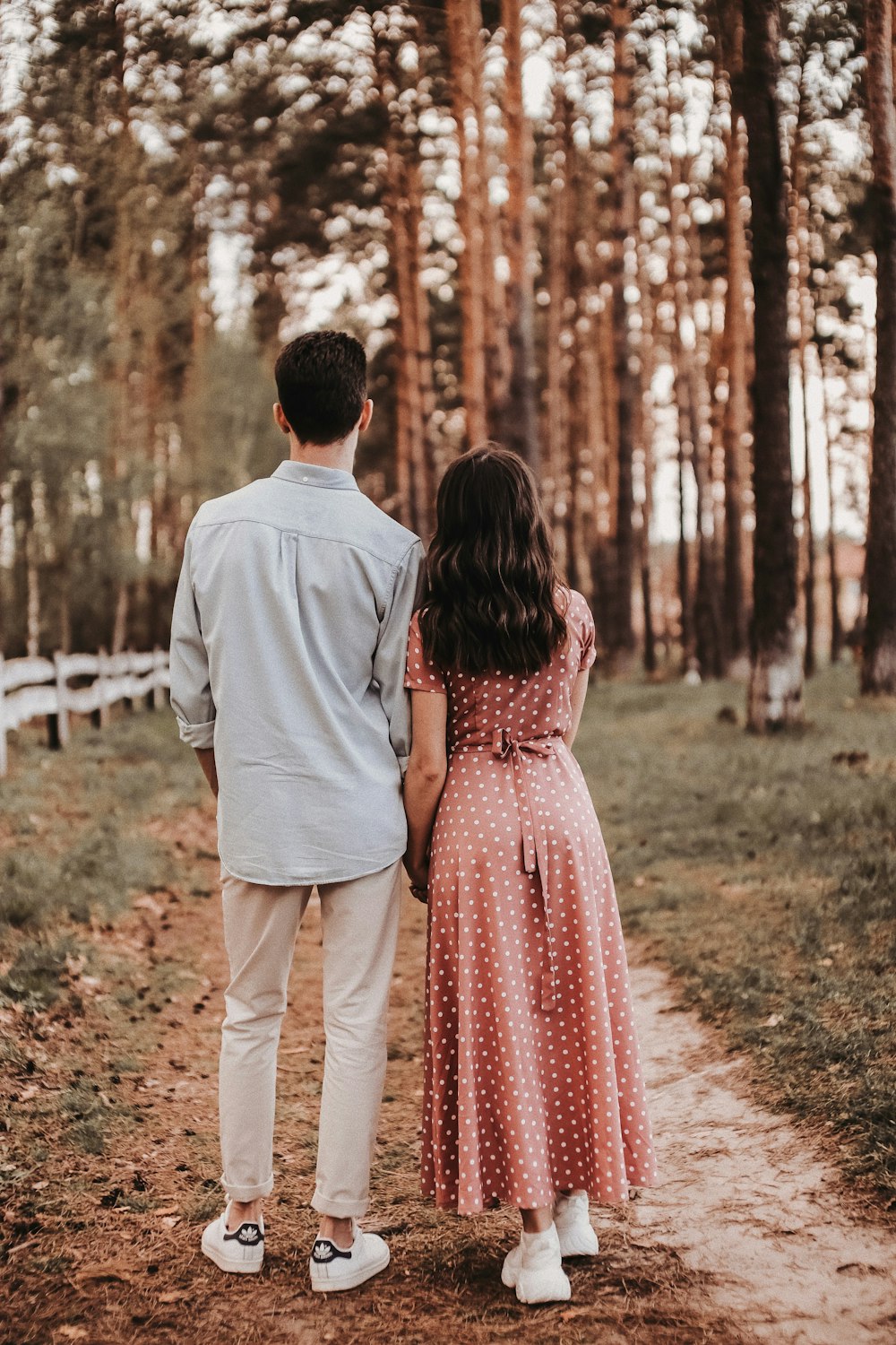 uomo e donna in piedi l'uno accanto all'altro