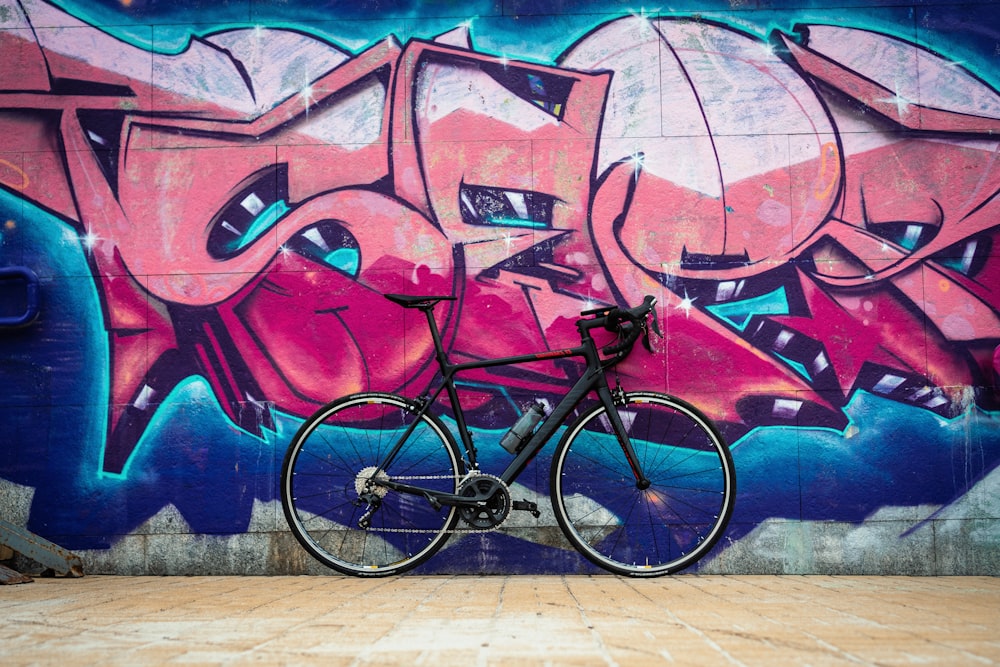 Bicicleta de carretera negra en la pared