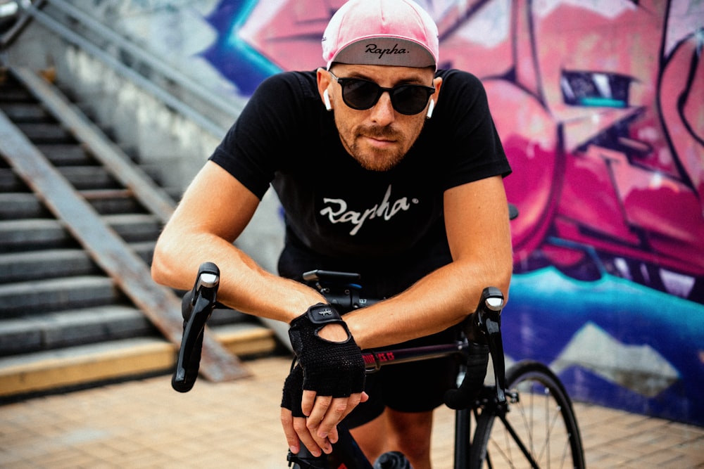 hombre tomando selfie en bicicleta