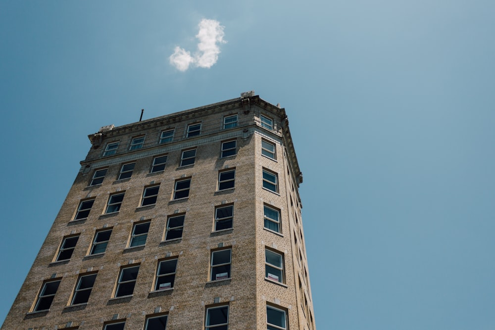 Fotografía de ángulo bajo de un edificio de hormigón gris