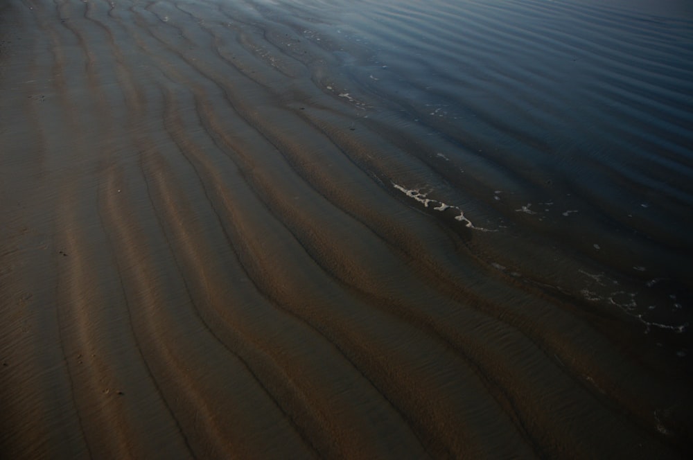 une plage de sable avec des ondulations dans le sable
