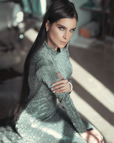 Stylish woman in a silver dress symbolizing the Plata category.