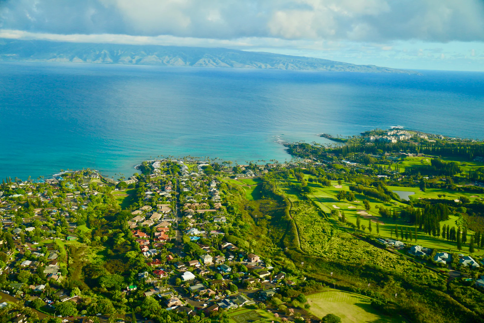 Luftaufnahme der grünen Küste und Buchten von Maui