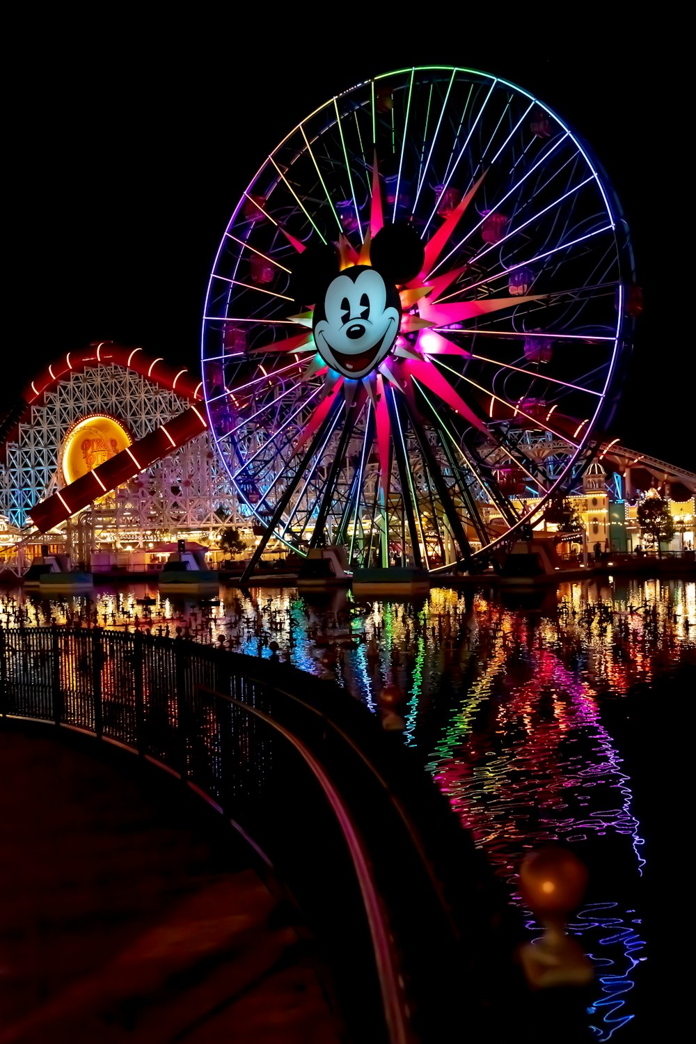 ruota panoramica multicolore durante la notte