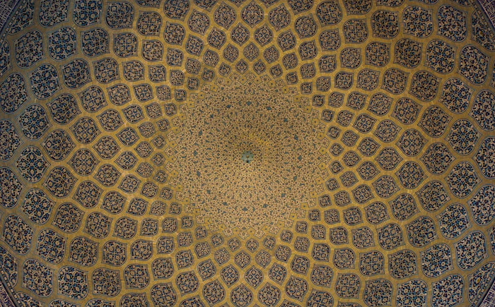 زخرفة هندسية إسلامية على قبة