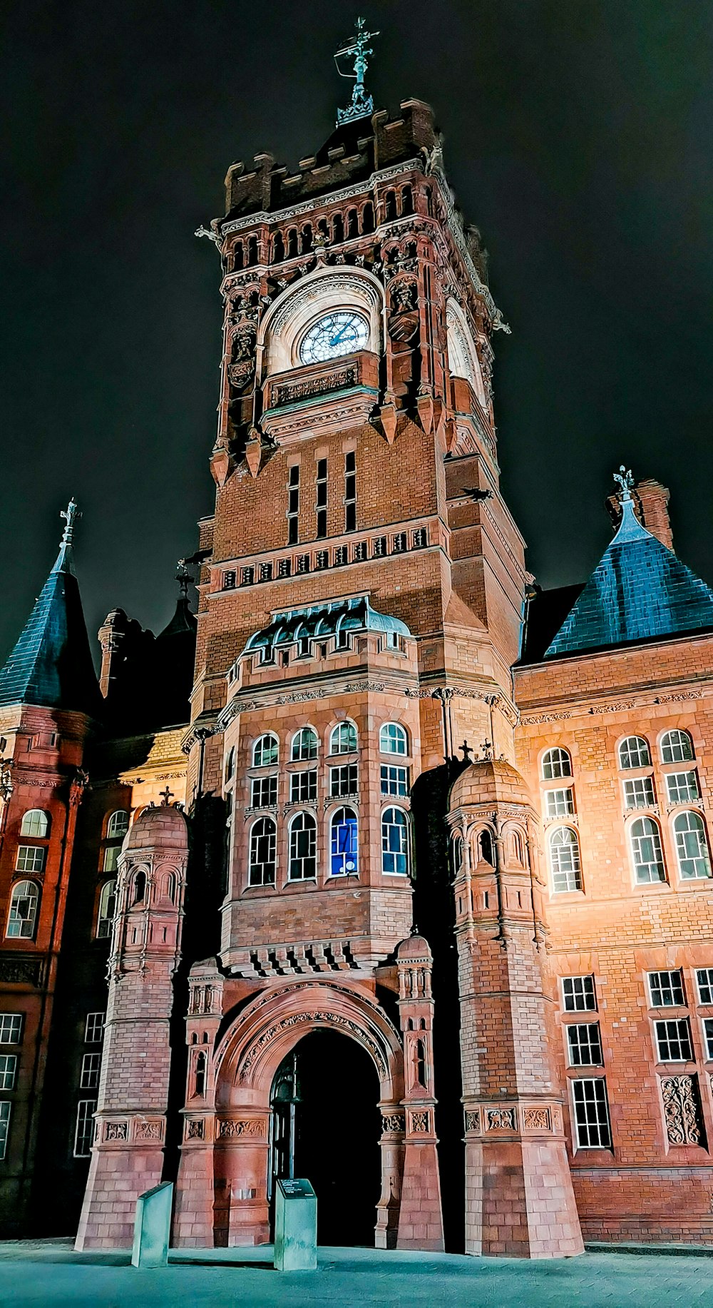 Reloj de la torre marrón por la noche