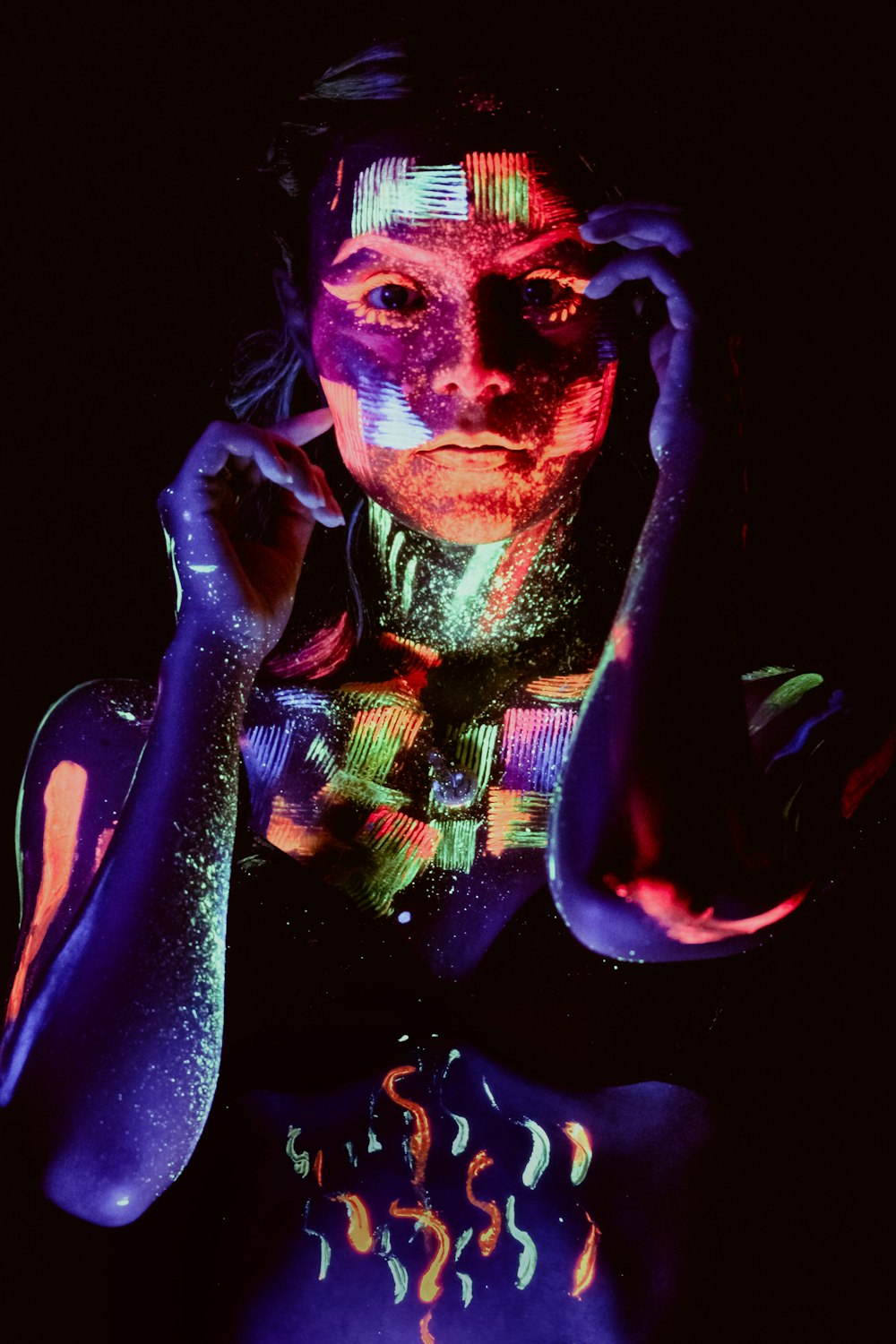 Frau mit Neonfarbe im Gesicht