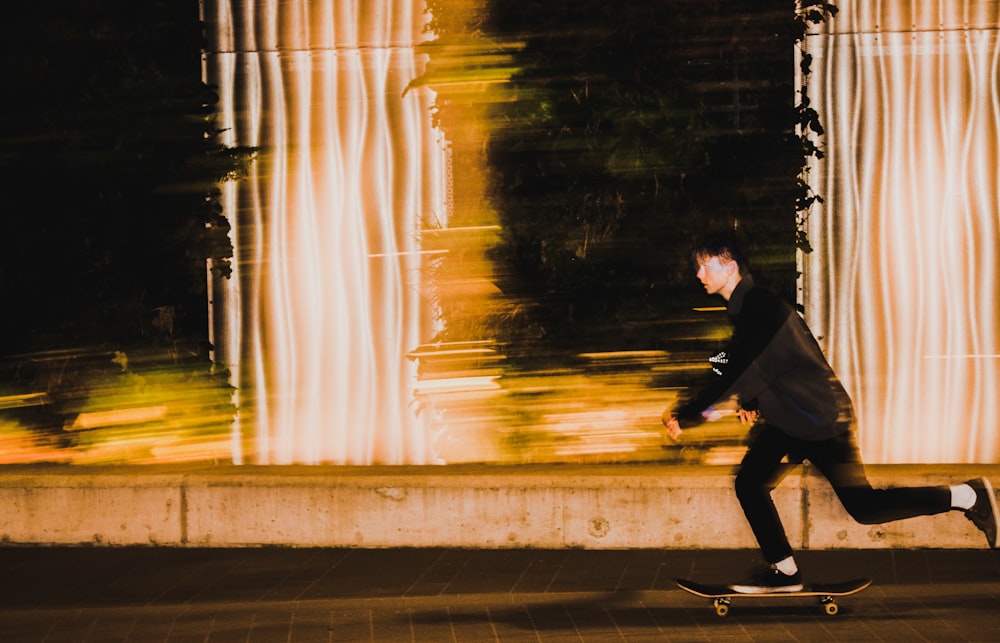Mann auf dem Skateboard