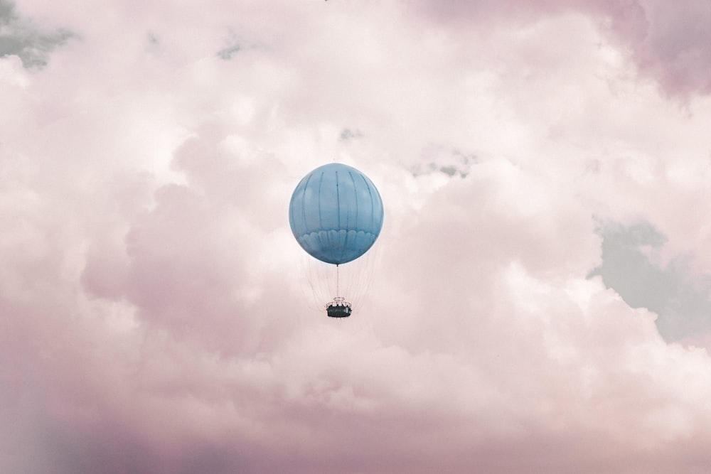 Balão de ar quente azul nas nuvens