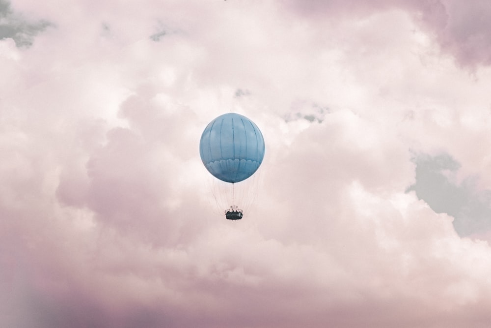 Montgolfière bleue sur les nuages