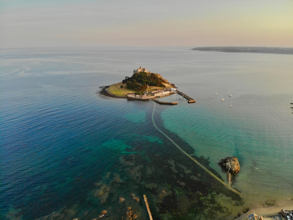 Muelle para barcos cerca de la isla durante el día