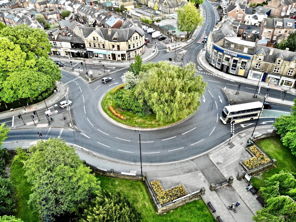 Luft- und Zeitrafferaufnahmen von Fahrzeugen auf der Straße während des Tages