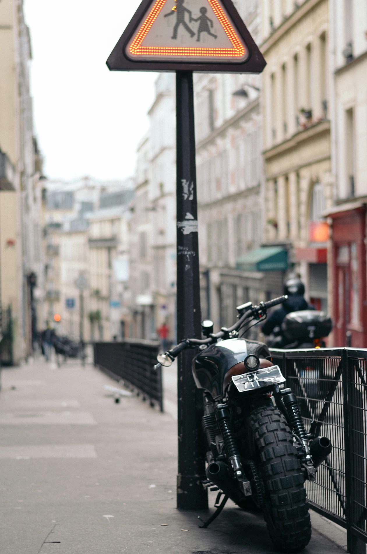 Moto vintage estilo café racer em cenário urbano com atmosfera rock