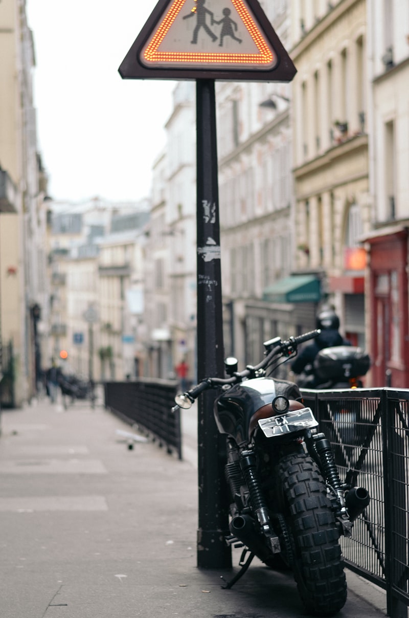 Moto café racer estacionada em estilo vintage industrial