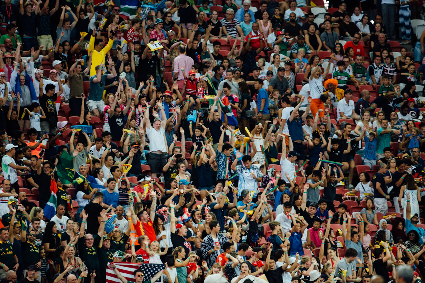 Tribuna llena de aficionados