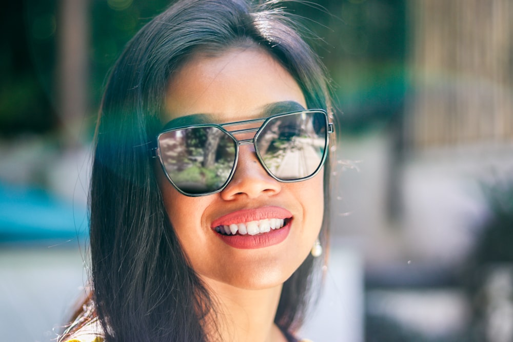 femme portant des lunettes de soleil à monture noire