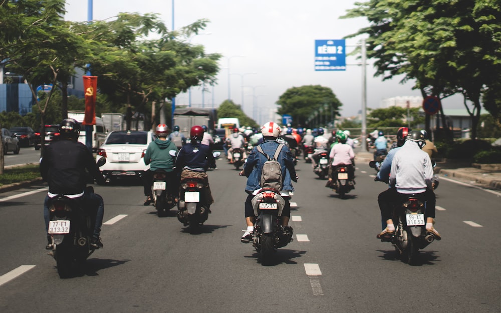 Menschen, die Motorrad fahren