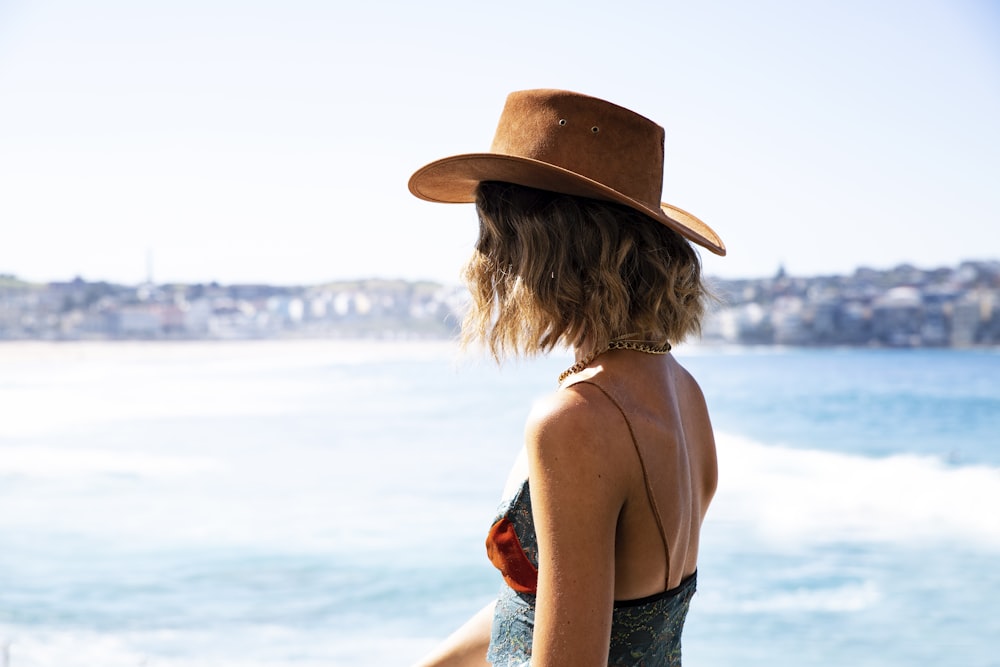 woman wearing brown hat