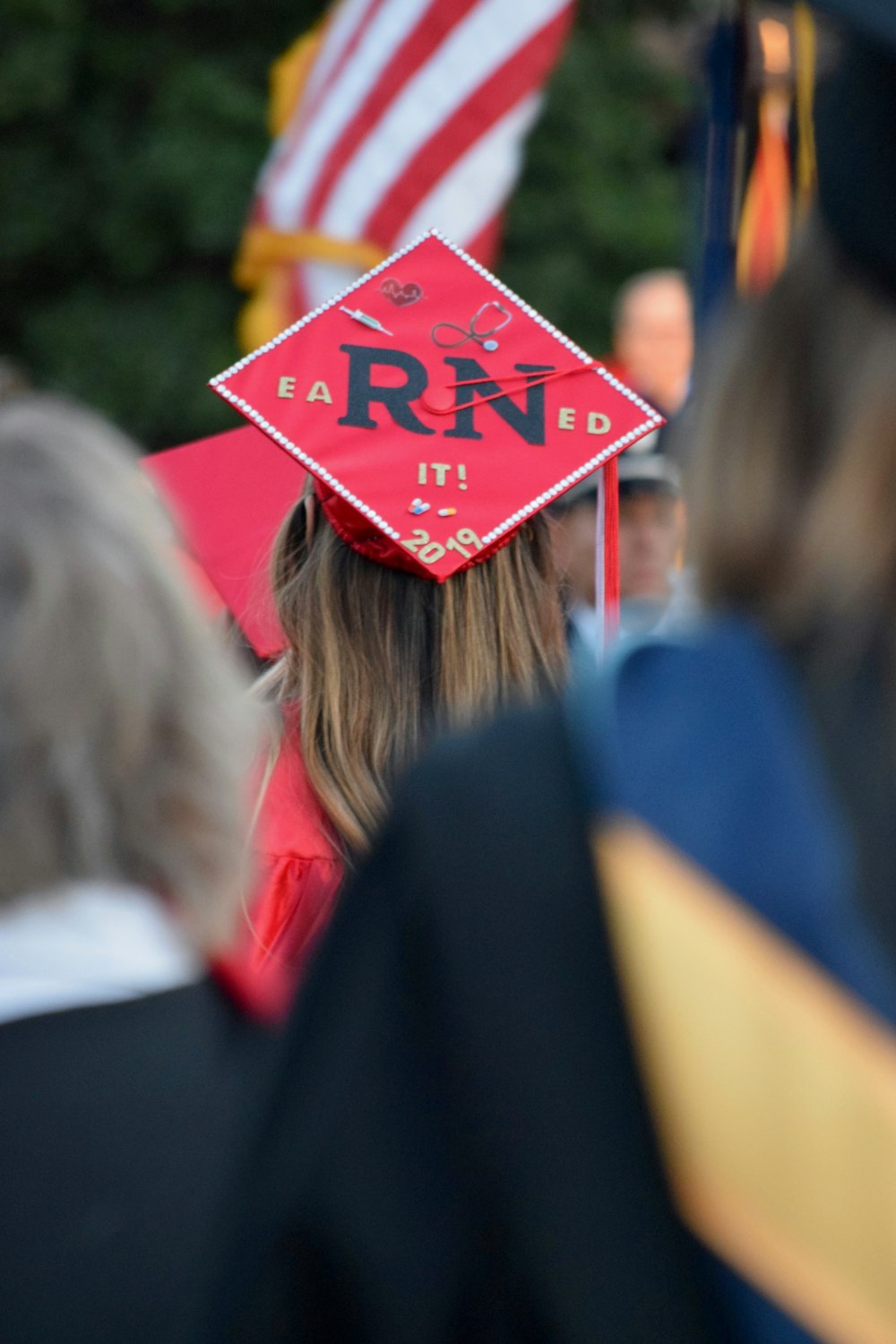 Gorra académica cuadrada roja