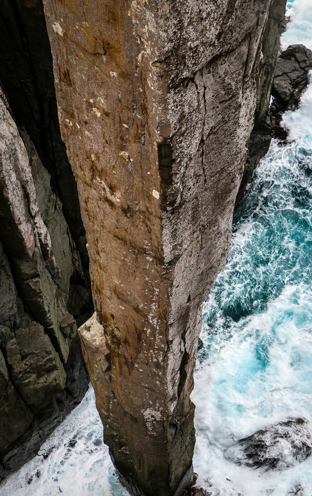 Roca marrón cerca del agua