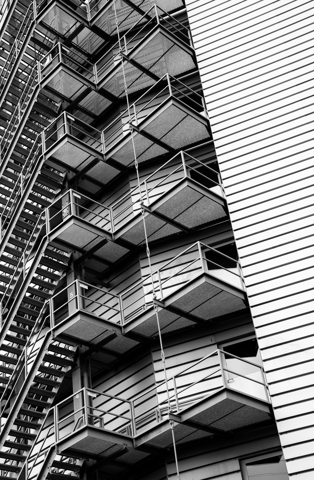Photographie d’architecture de l’escalier d’un bâtiment