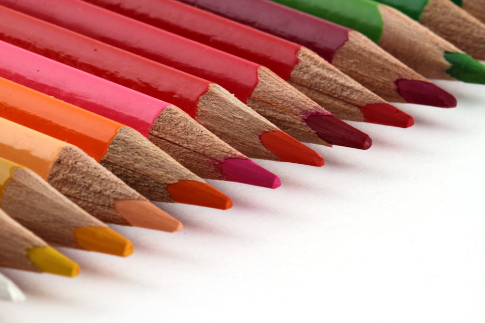 pile de crayons de couleur sur panneau blanc