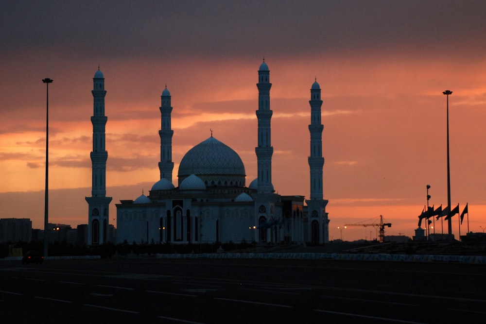 fotografia della moschea durante la notte