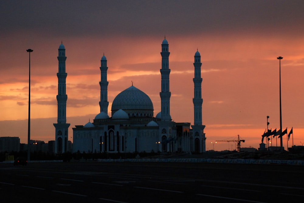 Fotografía de la mezquita durante la noche