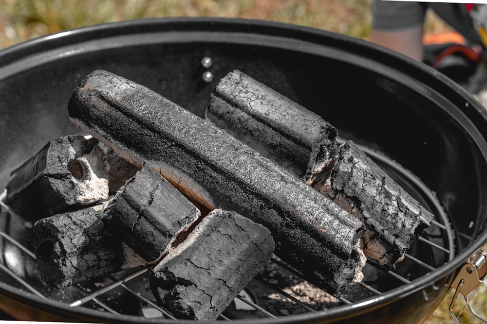 chaleira grill com carvão queimando