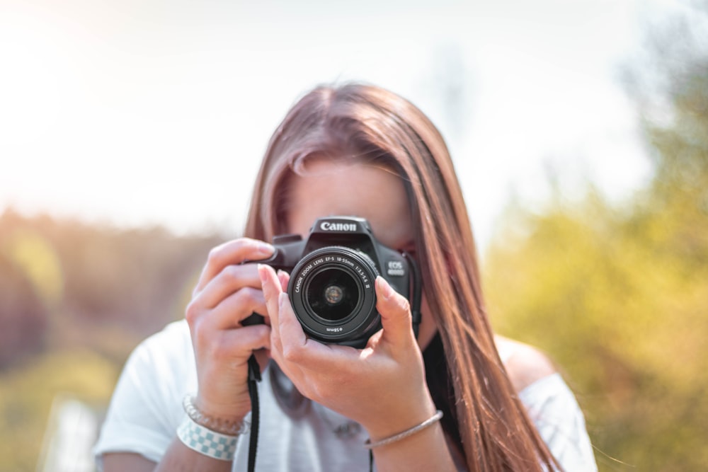 カメラを構える女性のクローズアップ写真