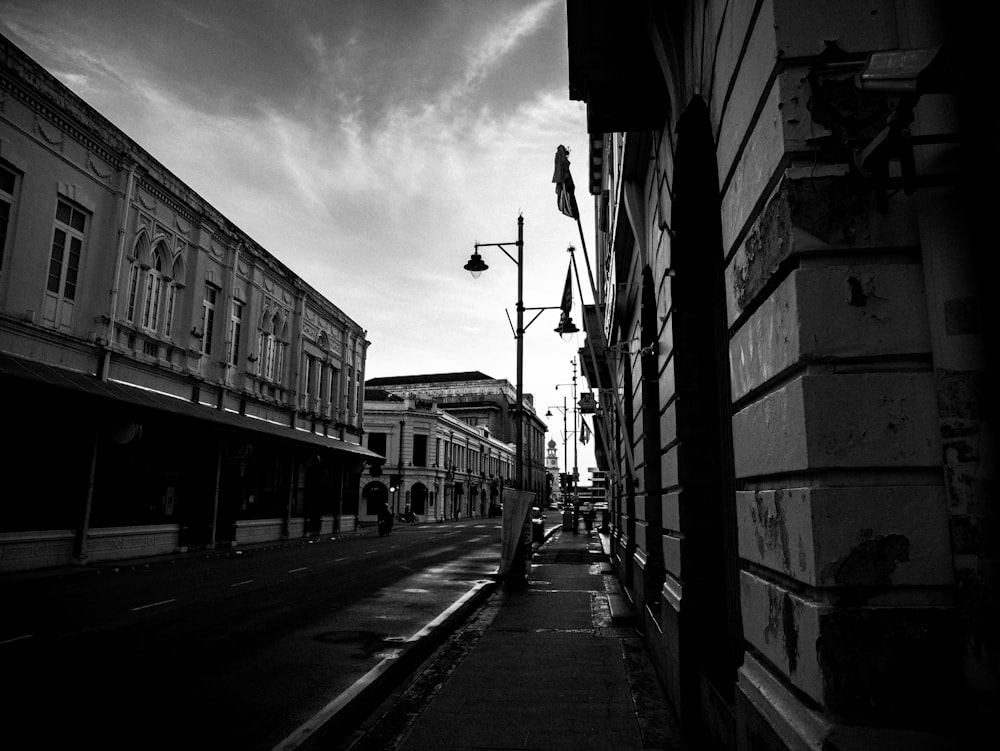 fotografia in scala di grigi delle strade cittadine