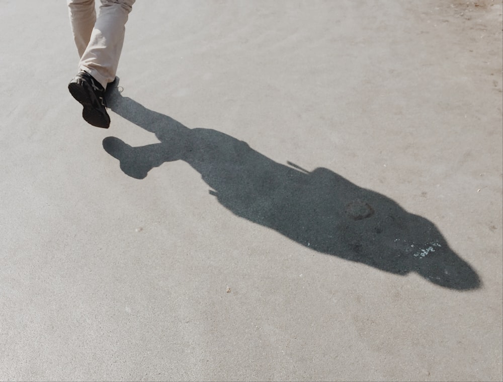 sombra da pessoa na superfície cinzenta