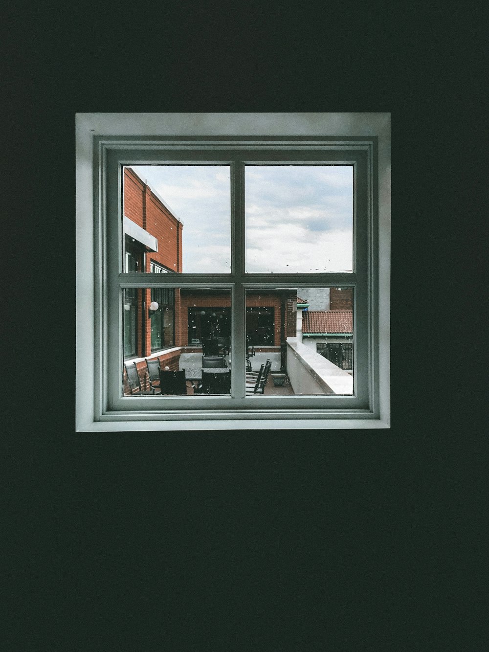 finestra di vetro incorniciata in legno bianco chiusa