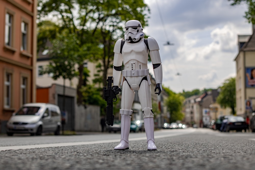 Foto de enfoque superficial de la figura de acción de Storm Trooper