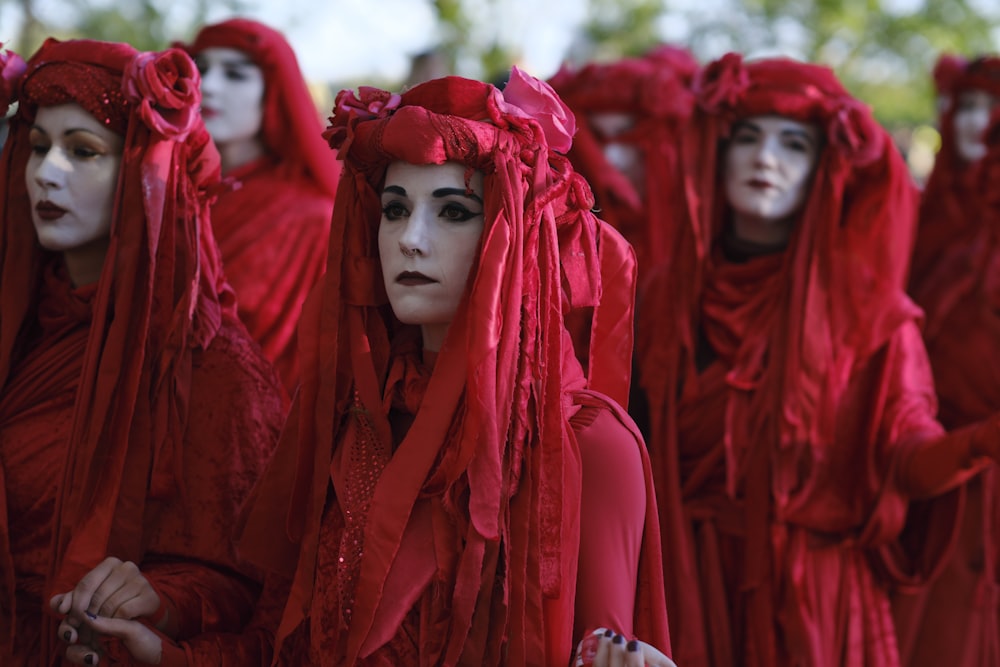 빨간 드레스와 머리 장식을 한 사람들