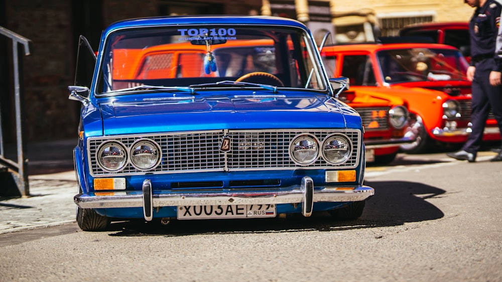 Voiture classique bleue