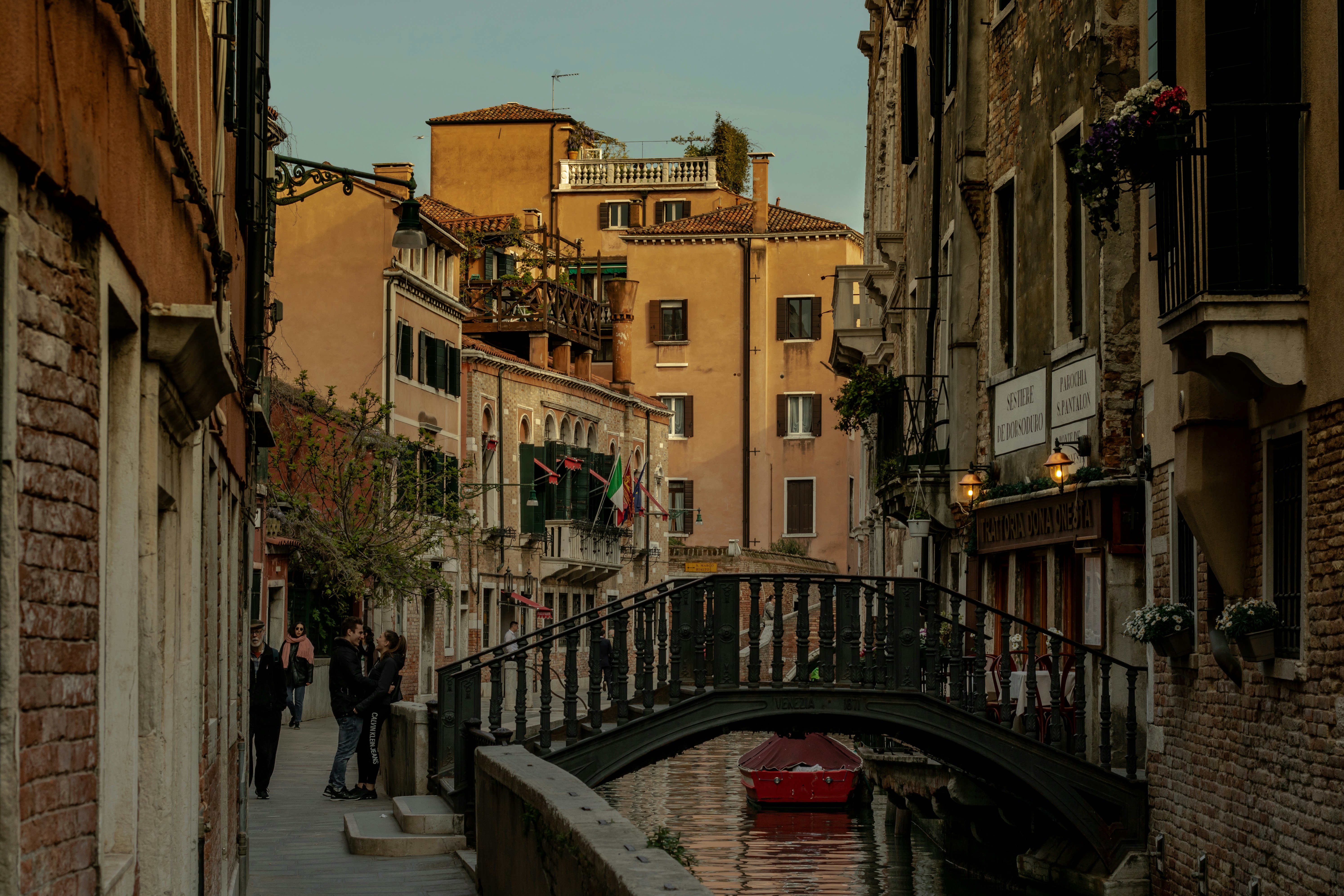 Bogenbrücke über Kanal zwischen den Häusern