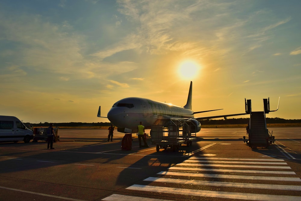 Avião branco estacionado durante o dia