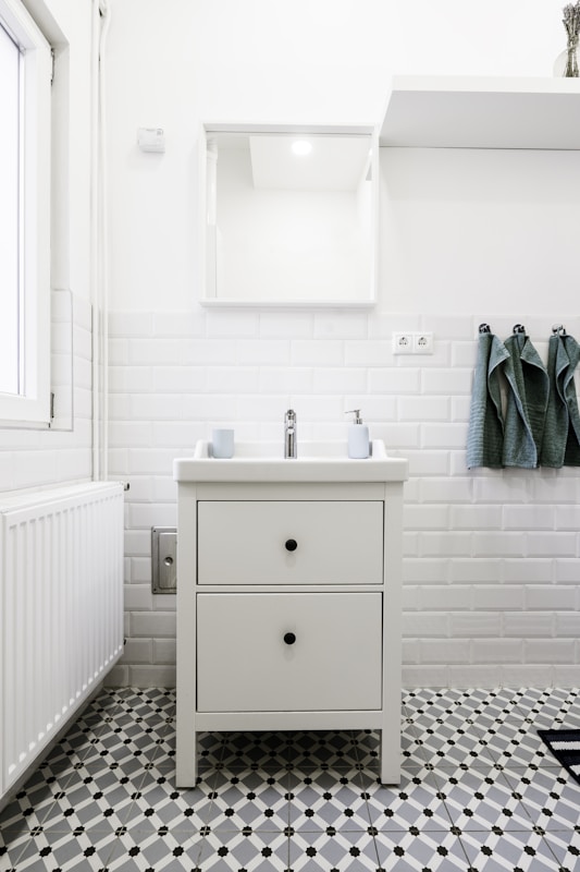 Receveur de douche à l'italienne avec carrelage clair