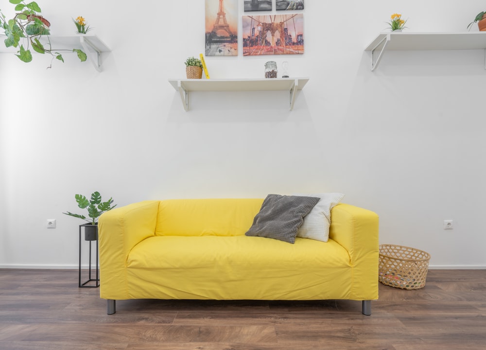 sofá de tecido amarelo