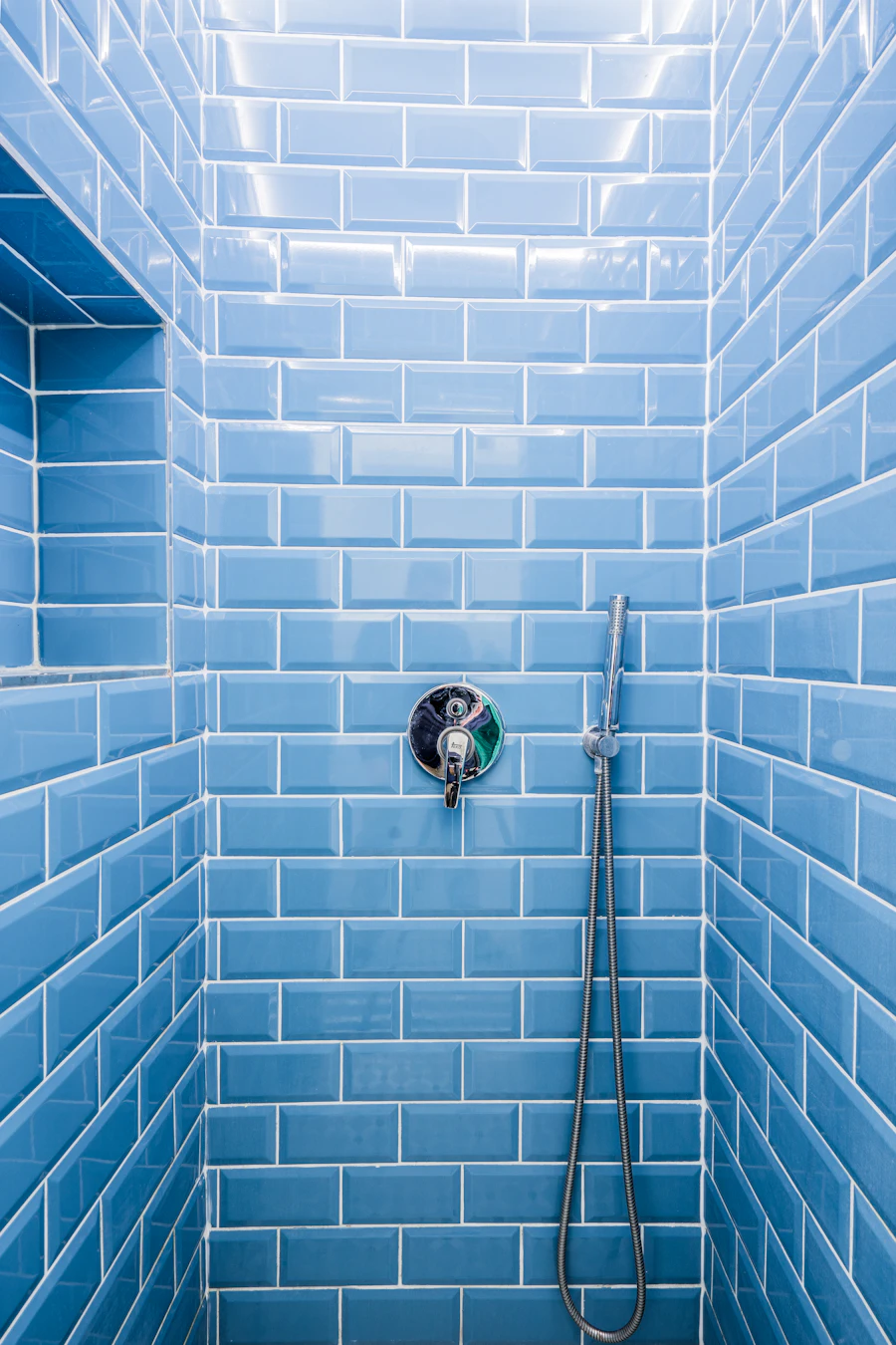 Mosaïque carré bleu dans une douche