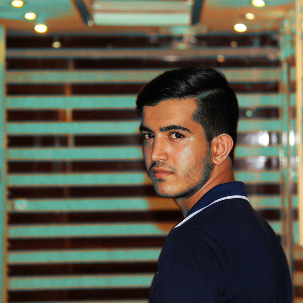 man wearing black shirt close-up photography