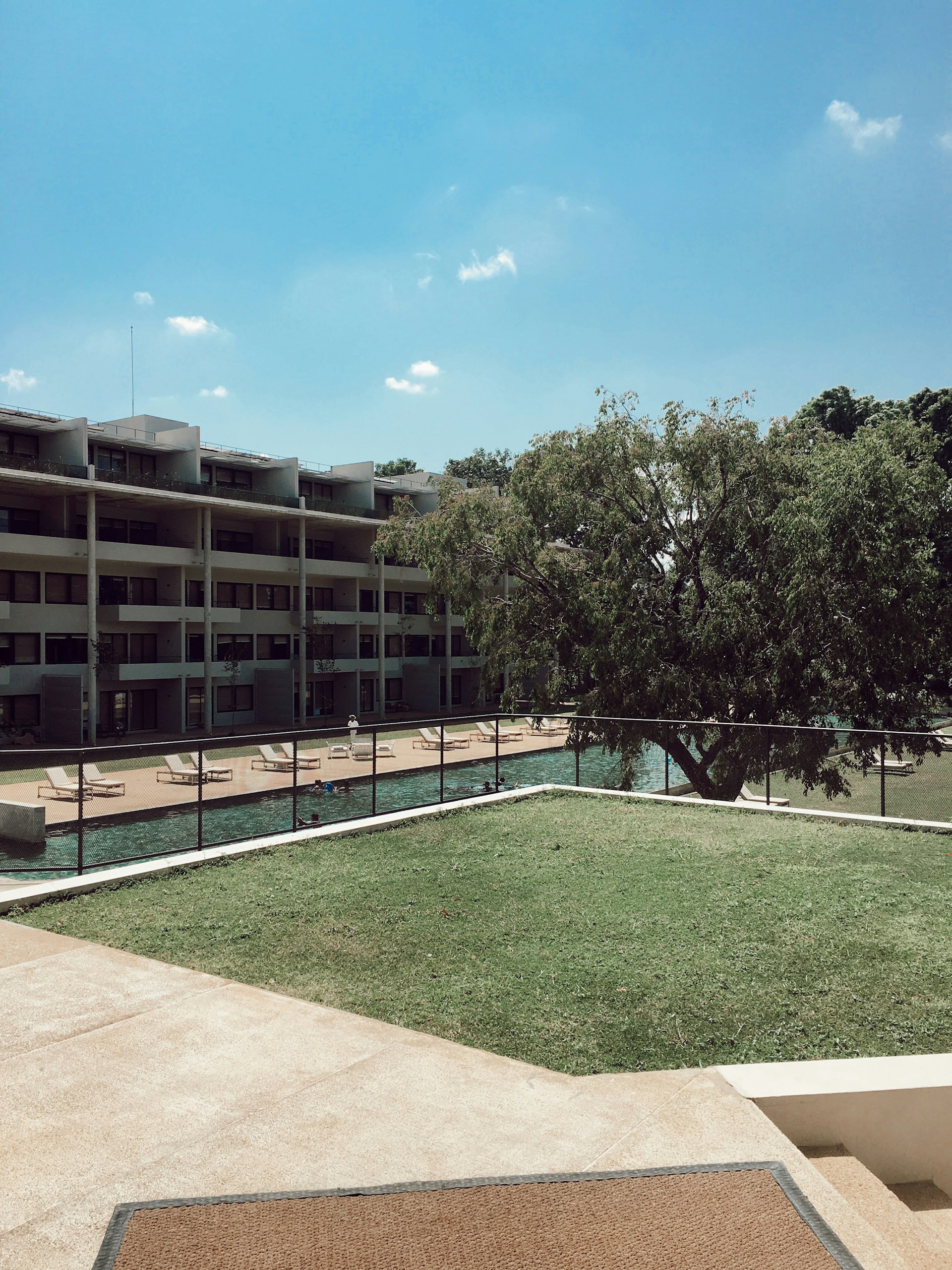 gray computer monitor