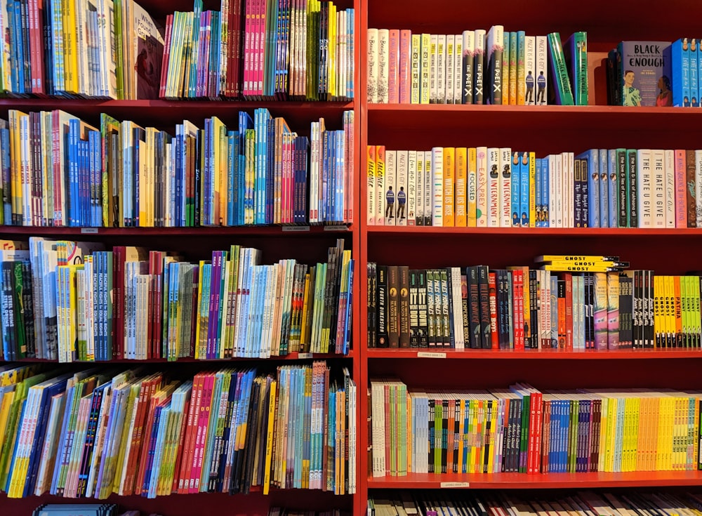 Bibliothèque en bois marron