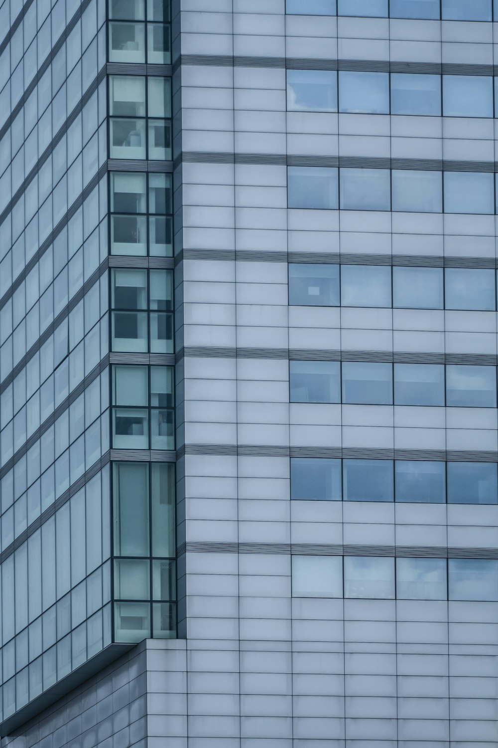 Edificio de gran altura con paredes de vidrio