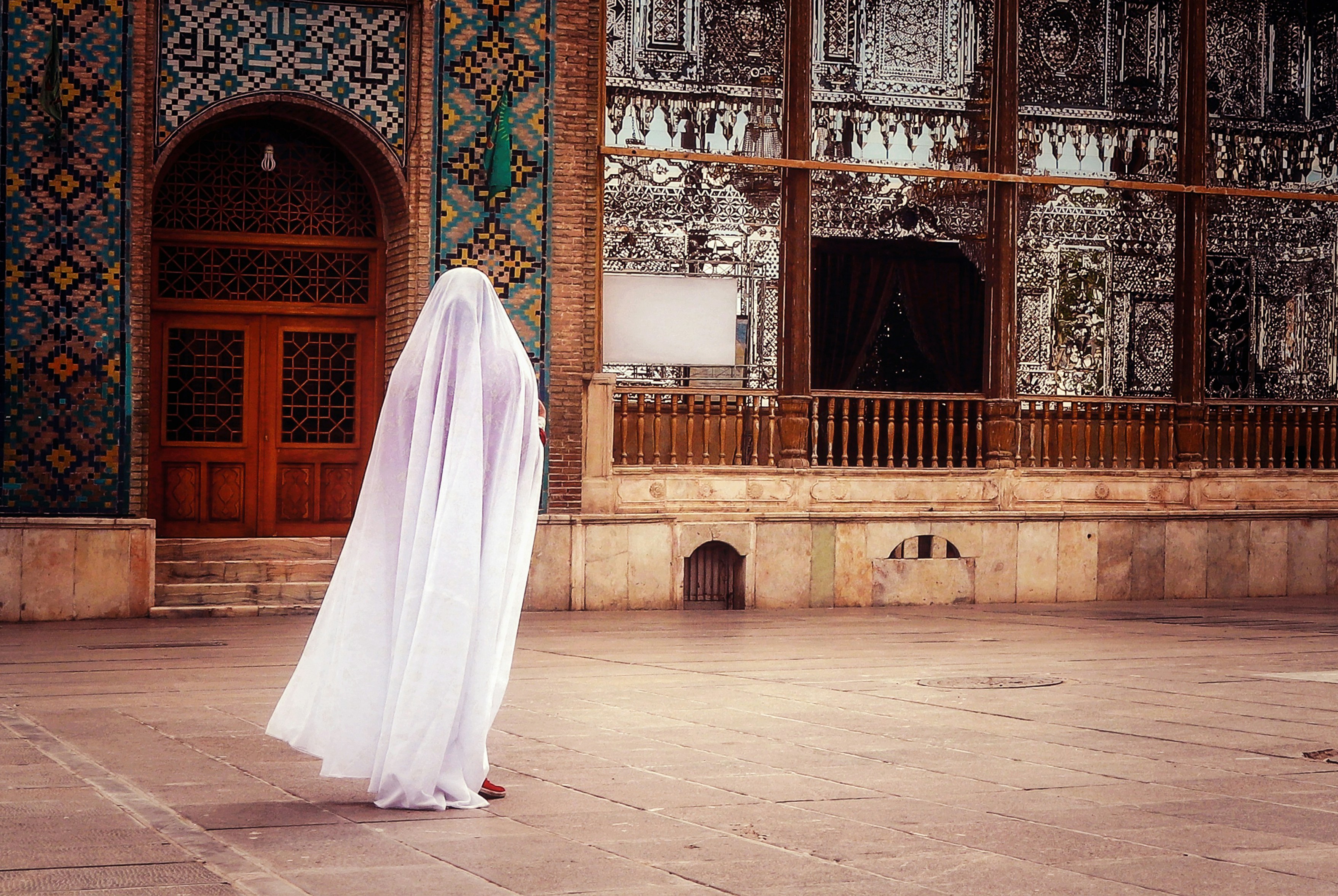 Rüyada beyaz kefen görmeyi simgeleyen, ruhani ve ciddi bir atmosferde beyaz örtü görseli.